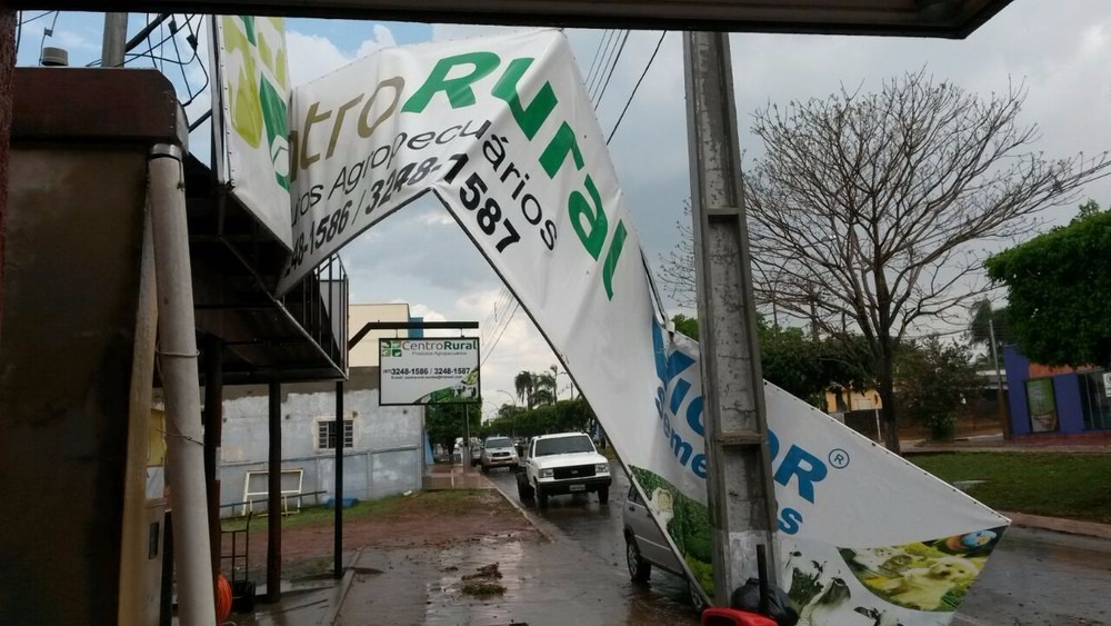 Prejuízos causados pela chuva e vento em Paraíso das Águas (MS) nesta tarde (Foto: Britonews/Arquivo Pessoal)