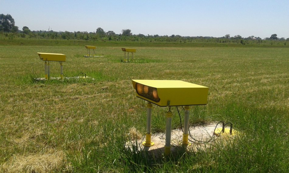 Ministério da Aeronáutica homologa sistema PAPI do Aeroporto de Três Lagoas O PAPI gera um feixe de luz cuja parte superior é branca e a inferior vermelha e auxilia a aeronave no procedimento de pouso (Foto:Divulgação)