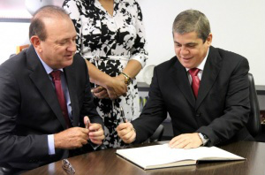 Osmar Jeronymo, durante posse no TCE, ao lado do atual presidente, Waldir Neves (Foto: Arquivo)