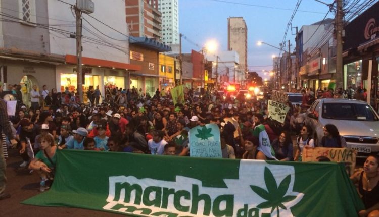 Manifestantes realizam a Marcha da Maconha no Centro Manifestantes realizam a Marcha da Maconha no Centro