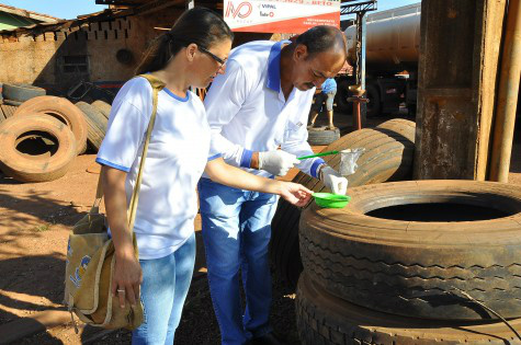 Mutirões contra o Aedes aegypti vistoriou quase 5 mil imóveis em Dourados Os mutirões realizaram quase 5 mil inspeção em imóveis de diversos bairros na semana passada e continuam esta semana (Foto: A. Frota/ Assecom)