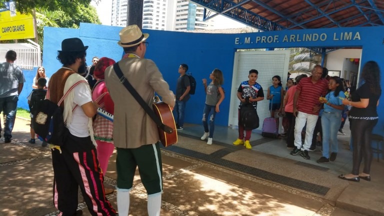 Alunos são recepcionados por equipe de educação para o trânsito na volta às aulas