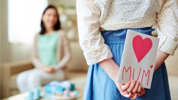 Dia das Mães se tornou data comercial e 'frustrou' até mesmo a fundadora da homenagem. GETTY IMAGES