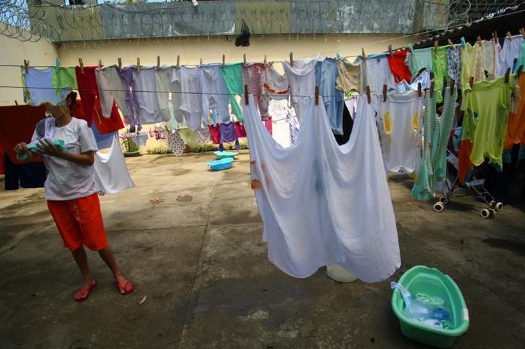 Projeto de lei aprovado no Senado estabelece que gestantes, mães de crianças até 12 anos ou responsáveis por pessoas com deficiência poderão ter prisão domiciliar no lugar da preventiva (Luiz Silveira/Agência CNJ/ Direitos Reservados)