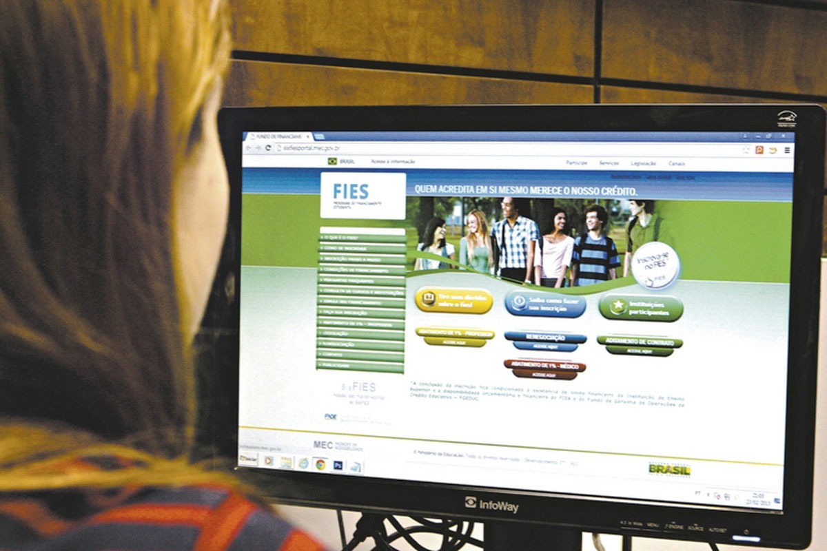 Candidatos têm dificuldade com inscrição no Fies, MEC nega problema no sistema