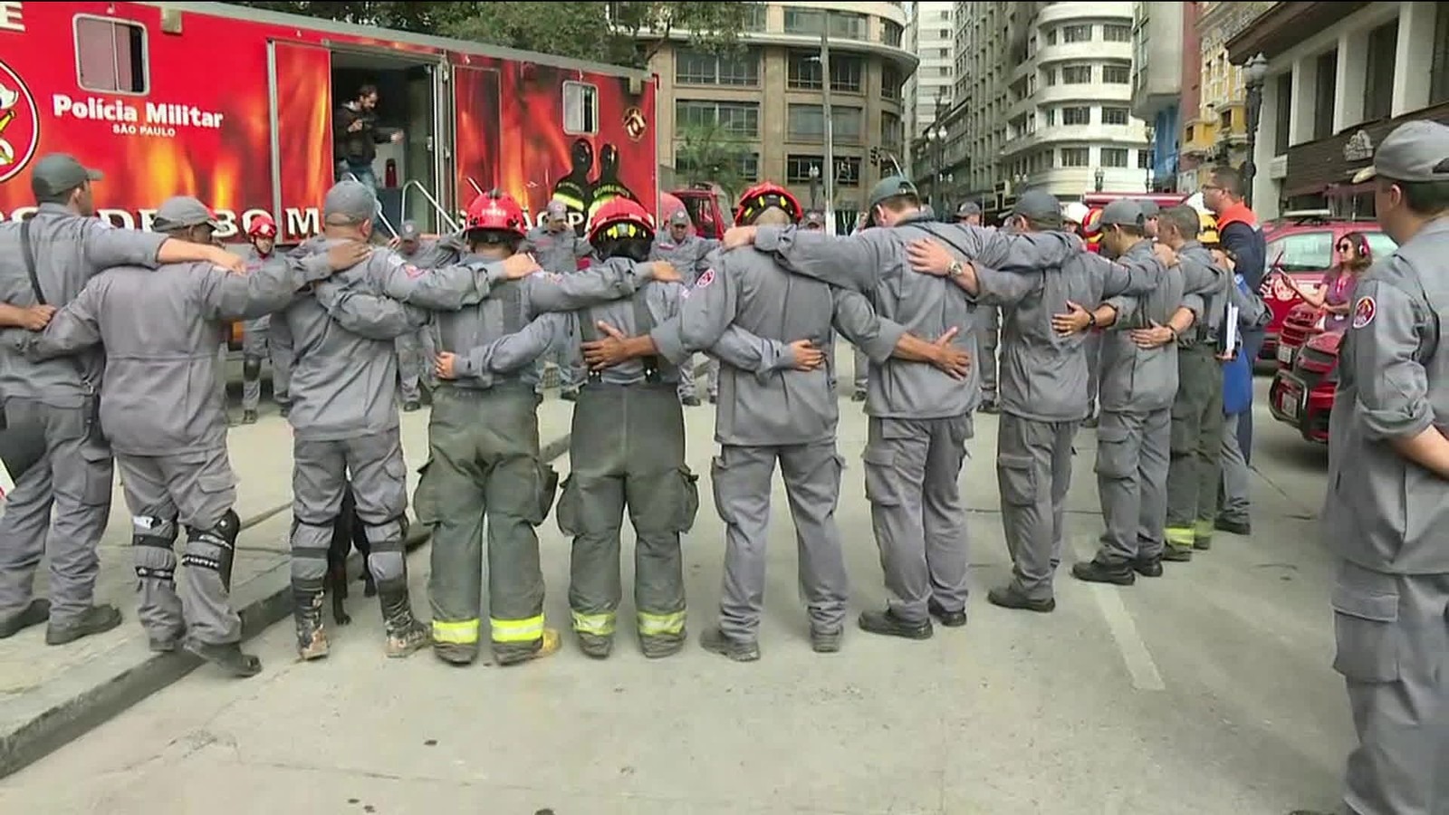 Governador de SP anuncia fim do trabalho de buscas dos bombeiros no prédio que desabou Bombeiros fazem oração após término do trabalho de buscas no desabamento do prédio no Largo do Paissandu (Foto: Reprodução TV Globo)