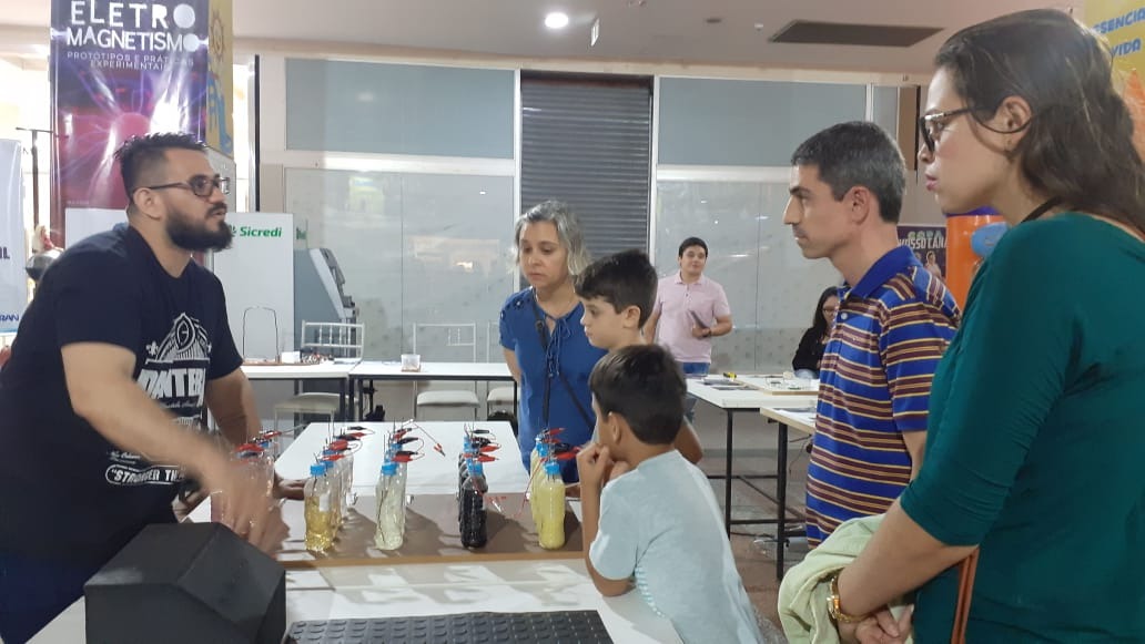 Centenas de pessoas passaram pelo saguão do shopping durante a Mostra de Eletromagnetismo. Foto: Unigran