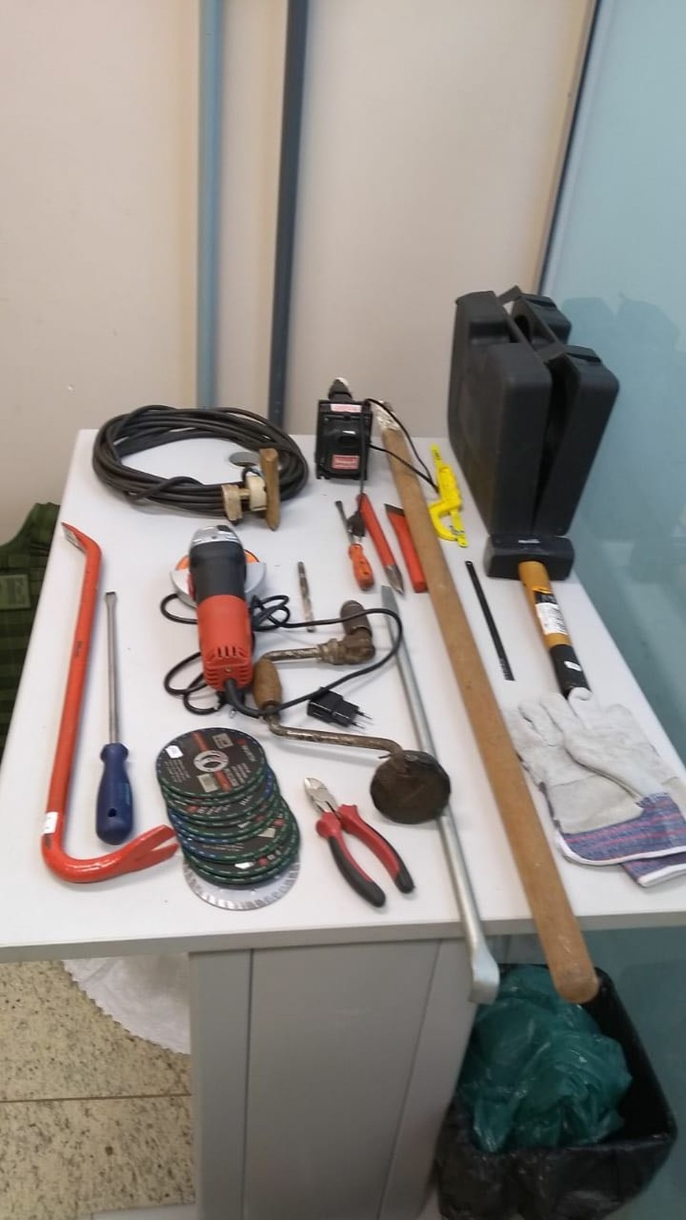 Quatro são presos suspeitos de invadir agência dos Correios Objetos apreendidos com suspeitos de furto em MS. Bope/Divulgação