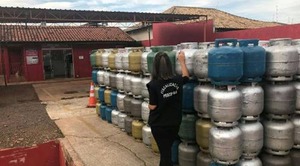 Procon, ANP e Decon fecham estabelecimentos e autua revendas ilegais de gás de cozinha Procon, ANP e Decon fecham estabelecimentos e autua revendas ilegais de gás de cozinha