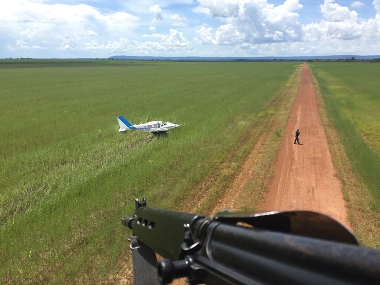 Piloto fez pouso forçado em estrada de terra e fugiu em seguida  (FAB/ Divulgação)
