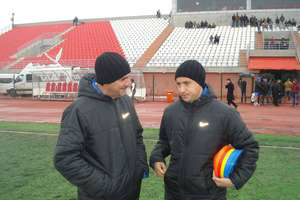 Marquinhos Domingues conta com o apoio de outros brasileiros da comissão técnica longe de casa
Foto: Facebook / Reprodução