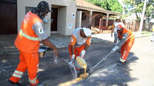 Prefeitura aplica novo tipo de sinalização com maior durabilidade