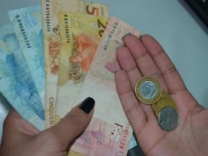 Salário mínimo em fevereiro deveria ser de R$ 3.682,67, segundo Dieese Foto: Valéria Oliveira/G1
