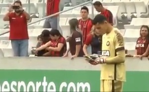 Santos mexe no celular antes de Atlético-PR x Atlético-MG (Foto: Reprodução)
