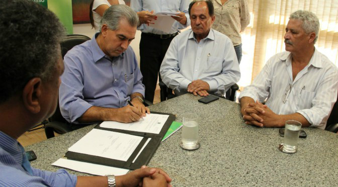 Escola Rui Barbosa de Caarapó ganha R$ 631 mil para reforma via governo Governador Reinaldo Azambuja durante assinatura do convênio ao lado do prefeito do deputado Ze Teixeira e prefeito de Caarapó (Foto: Chico Ribeiro)