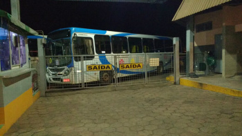Ônibus parado na saída da viação São Francisco. (Enfoquems)