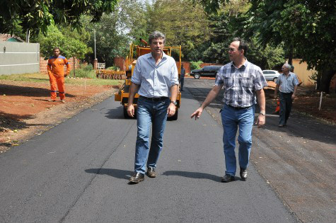 Prefeito Murilo vistoria obra de asfalto; investimento em infraestrutura favorece o desenvolvimento econômico e melhora a vida da população (Foto: A. Frota)