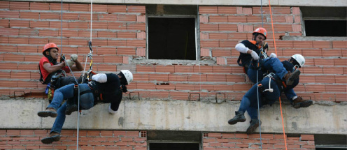 Operários de construtora simularam resgate de trabalhador em obra de edificação vertical - Foto: Paulo Ribas/Correio do Estado