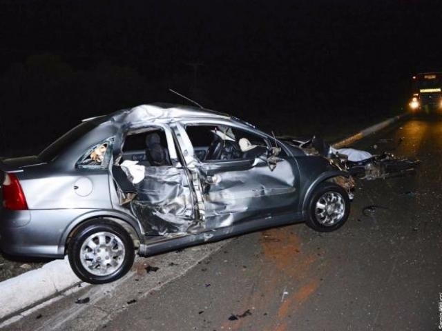 Veículo atingiu anta e depois bateu em moto - Crédito: Portal 98 FM