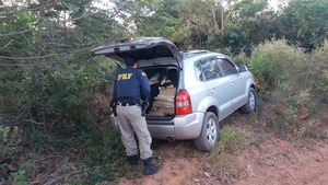 Traficante abandona carro de SP em estrada de MS com 266 quilos de maconha Carro abandonado pelo traficante em MS (Foto: PRF/ Divulgação)