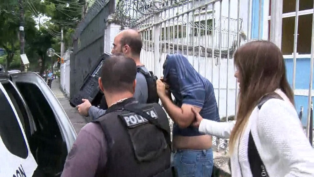 Um suspeito foi preso e um computador apreendido em um apartamento no Maracanã, na Zona Norte do Rio (Foto: Reprodução / TV Globo)