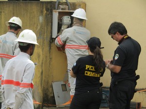 Polícia e técnicos da Energisa vistoriaram 40 pontos suspeitos em MS (Foto: Polícia Civil/Divulgação)
