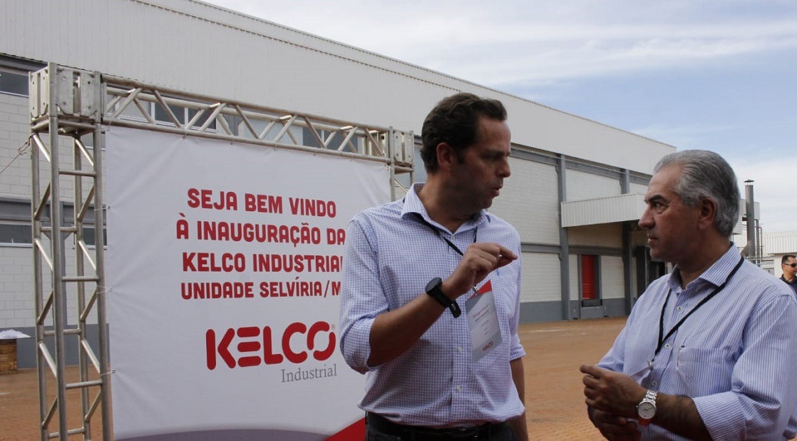 Lars Reibel e Reinaldo Azambuja conversam sobre a fábrica de ração para cães e gatos em Selvíria