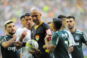 STJD indefere pedido do Palmeiras e aguarda decisão de recurso no TJD-SP Jogadores do Palmeiras reclamam com árbitro Marcelo Aparecido Ribeiro de Souza (Foto: Marcos Ribolli)