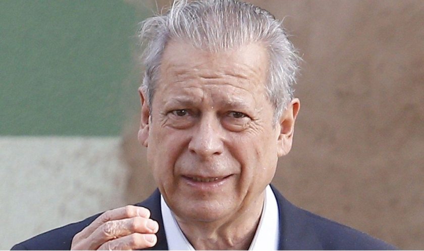 José Dirceu tem até 17h para se entregar à Polícia Federal José Dirceu tem até 17h para se entregar à Polícia Federal