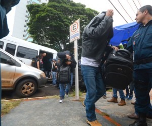 Policiais Civis estão entre os envolvidos em contrabando Ao todo, 21 policiais foram presos, sendo três oficiais e o restante, sargentos ou soldados. Os nomes não foram divulgados - Gerson Oliveira