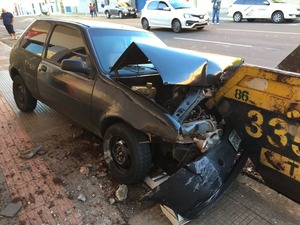 Carro desgovernado invade calçada, destrói parquímetro e colide em caçamba Condutor desgovernado invadiu calçada na região central, em Campo Grande (Foto: Osvaldo Nóbrega/TV Morena)