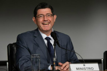 Governo aumenta impostos para arrecadar R$ 20,6 bilhões Maior arrecadação virá da elevação do PIS/Cofins sobre combustíveis e do retorno da Cide, disse
o ministro da Fazenda, Joaquim Levy. em entrevista à imprensa Wilson Dias/Agência Brasil