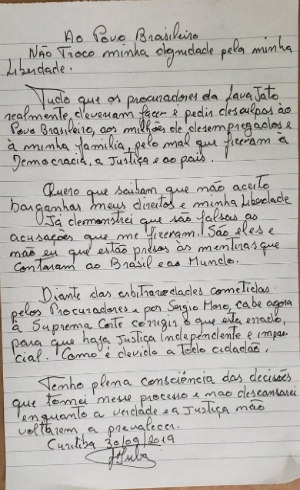 Em carta, Lula diz que não troca dignidade por liberdade Carta foi lida por advogado na PF
Reprodução