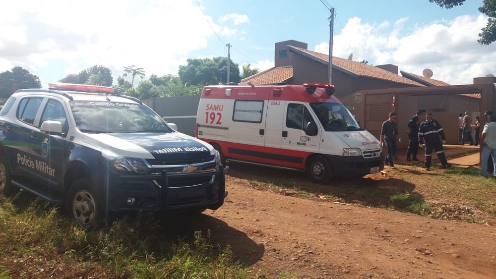 Mulher morre esfaqueada em casa e marido é ferido Polícia e socorro no local onde mulher morreu e homem ficou ferido em MS (Foto: Ricardo Freitas/G1 MS)