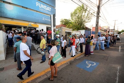 Quase todo dia, longas filas se formam na Funsat - Foto: Bruno Henrique / Correio do Estado