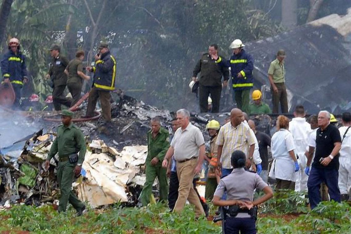 Governo de Cuba decreta luto oficial por acidente aéreo em Havana O presidente de Cuba, Miguel Díaz-Canel, visita local da queda do Boeing/Granma/Direitos Reservados