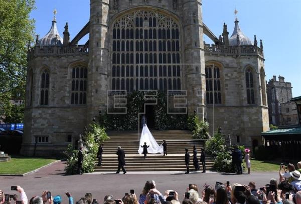 Príncipe Harry e Meghan Markle já são marido e mulher Meghan Markle em sua chegaga à capela de São Jorge. EFE/EPA/NEIL HALL / POOL