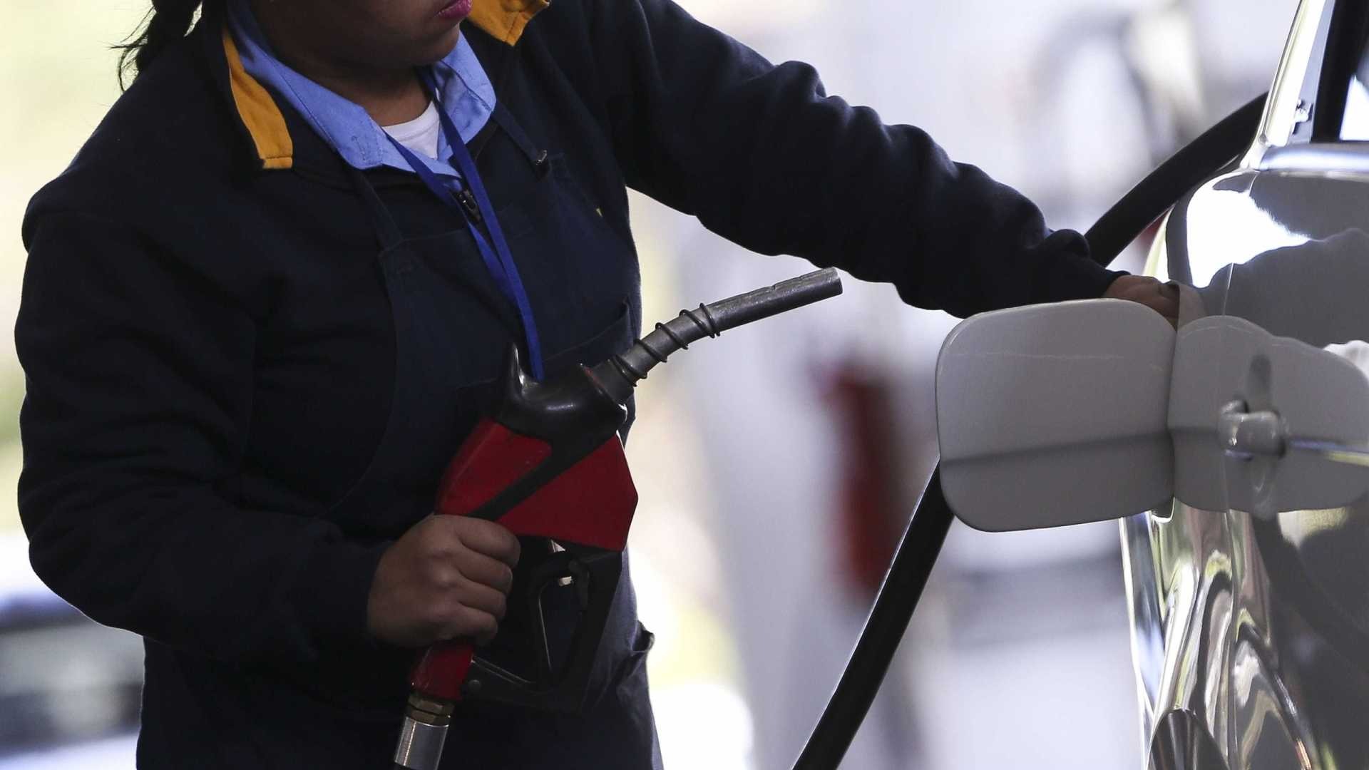 Petrobras aumenta preço da gasolina pela quinta vez em cinco dias Petrobras aumenta preço da gasolina pela quinta vez em cinco dias