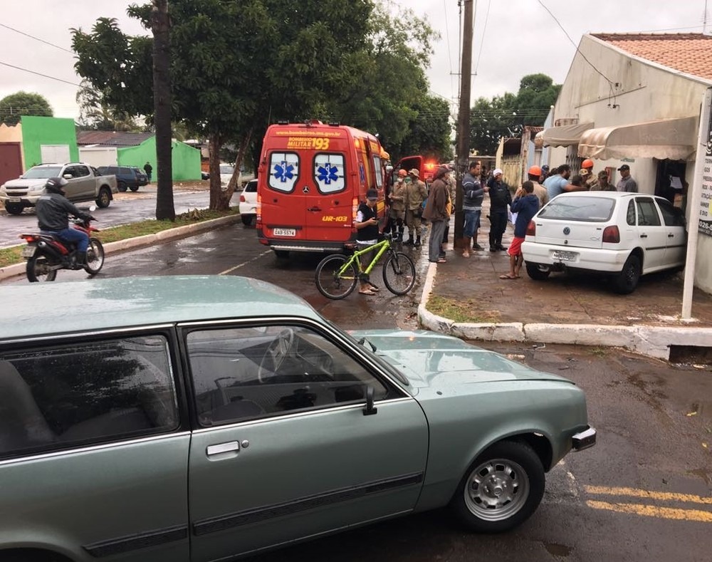 Carro invade lan house e deixa mulher ferida em acidente de trânsito Carro invadiu a lan house e causou danos (Foto: Osvaldo Nóbrega)