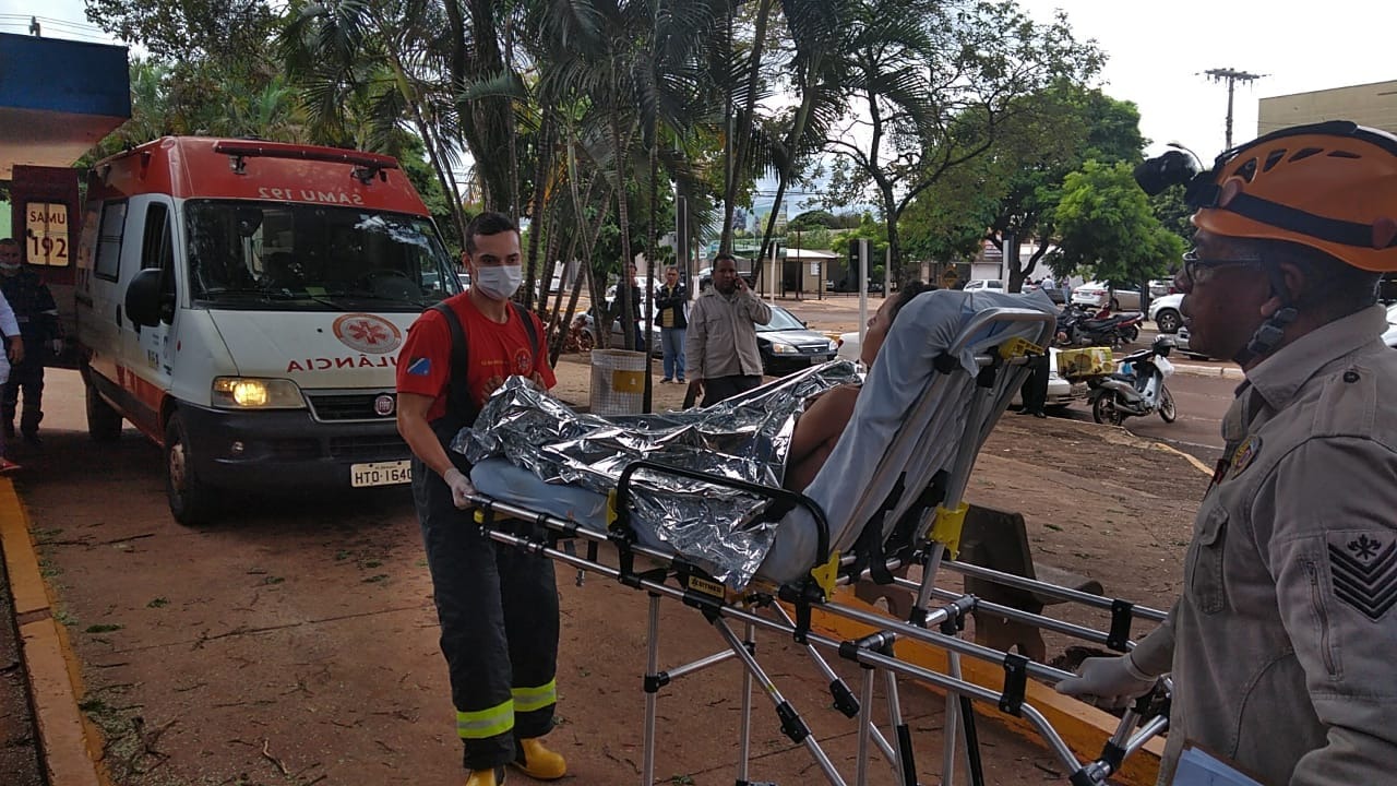 Mãe e filho tem queimaduras após incêndio na residência Uma das vítimas do incêndio. Adilson Domingos