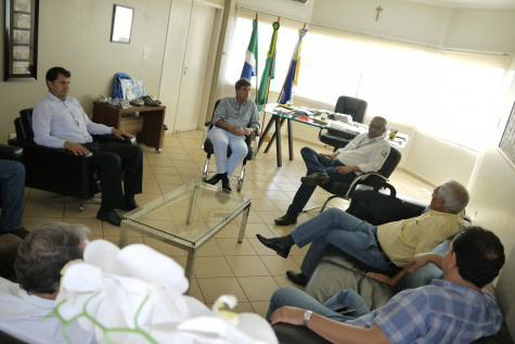 Prefeitura dará todo o suporte à Caravana da Saúde em Dourados Reunião entre Estado e Município sobre Caravana da Saúde no gabinete do prefeito Murilo (Foto: Max Rocha/ Assecom)