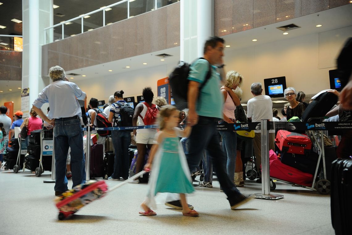 Com alta do dólar, brasileiros devem optar por turismo interno Movimentação no Aeroporto Santos Dumont na antevéspera de Natal.(Tânia Regô/Agência Brasil)/Tânia Rêgo