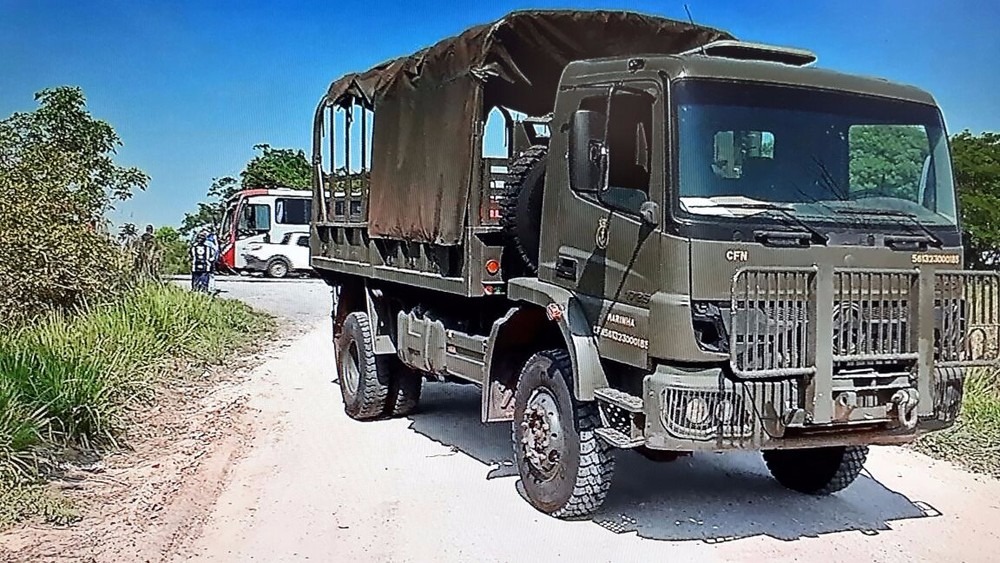 Caminhão transportava militares em Corumbá (Foto: Reprodução/TV Morena)