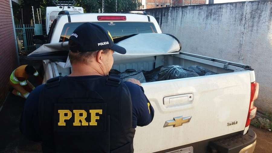 S-10 carregada com maconha é encontrada abandonada em posto de combustíveis Osvaldo duarte