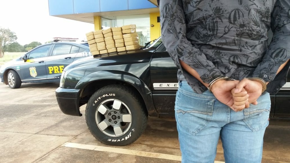 Cães indicam presença de droga em caminhonete e motorista é preso Rapaz foi preso porque dirigia caminhonete com 30 quilos de pasta base de cocaína em MS (Foto: PRF/Divulgação)