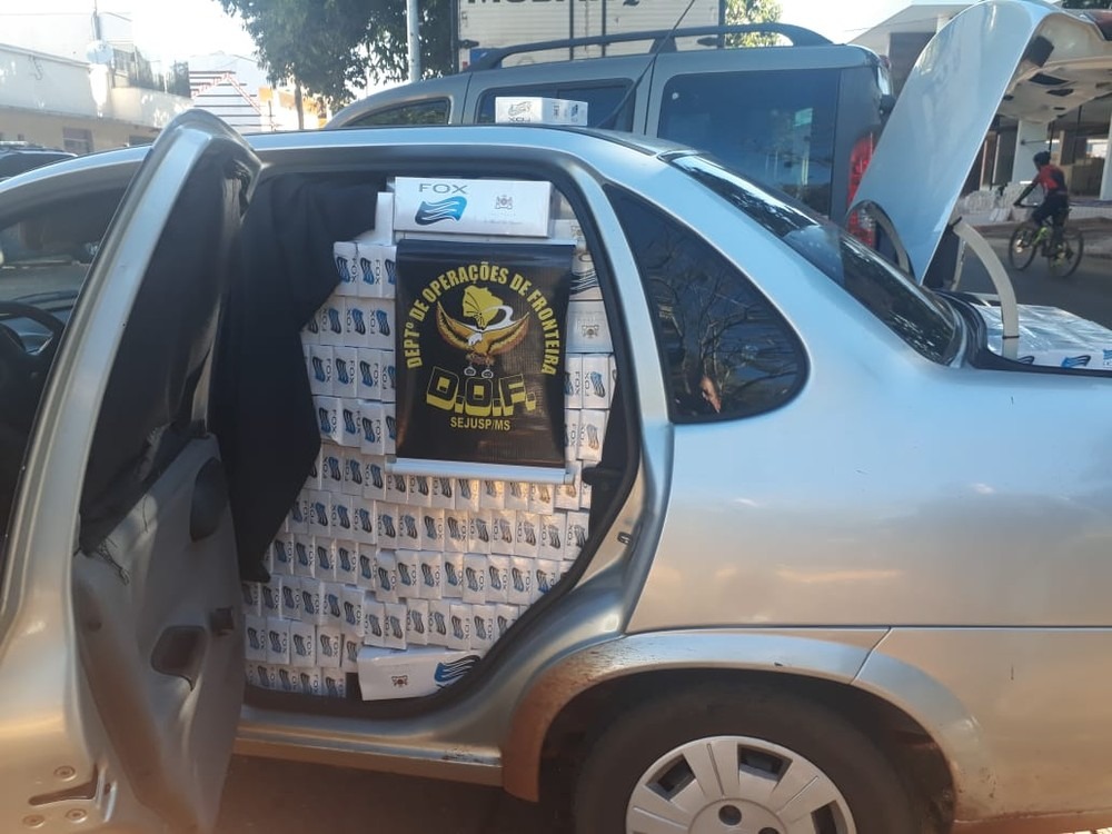 Carro com o cigarro contrabandeado foi apreendido pelo DOF neste domingo. DOF/Divulgação