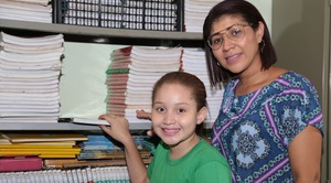 Caravana nas Escolas auxilia na identificação de alunos com problemas de saúde Felizes, Rhiana e a mãe esperam a segunda etapa do Programa.