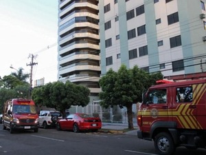 Corpo de Bombeiros no prédio onde ocorreu o fato nesta manhã (Foto: Saul Schramm)
