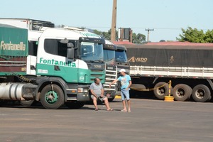 Preço do combustível já representa 60% do frete após seguidos aumentos Cerca de 19 mil caminhoneiros não saíram das paradas nessa segunda-feira - Foto: Bruno Henrique/Correio do Estado
