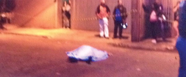 Pedestre morre atropelado por moto e carro que o arrastou por mais de 10 metros